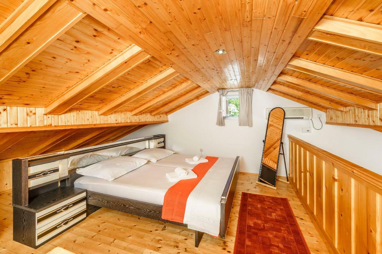 Apartmani Amila-Pisak Exteriör bild
